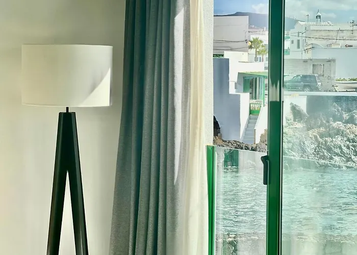 Canaryislandshost L Cala